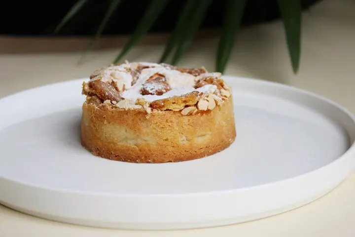 Тарт с яблоком и меренгой